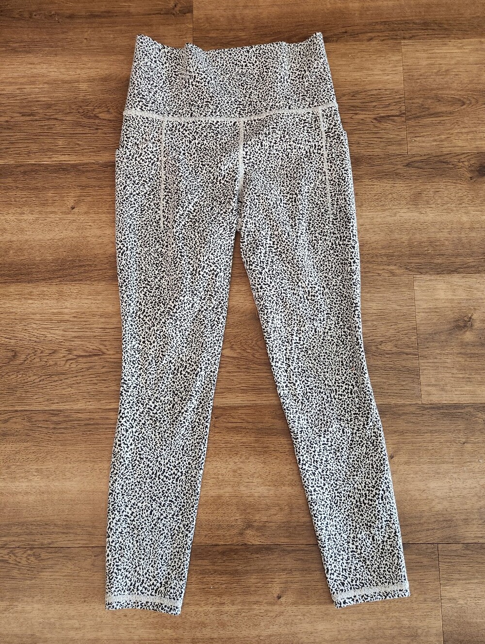 Athleta Salutation Stash Pocket II Textured 7/8 Tights Micro Cheetah Size XS